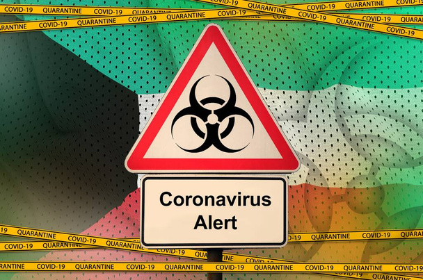 Kuvajtská vlajka a biohazardní symbol Covid-19 s karanténní oranžovou páskou. Coronavirus nebo pandemie 2019-nCov virus koncept - Fotografie, Obrázek