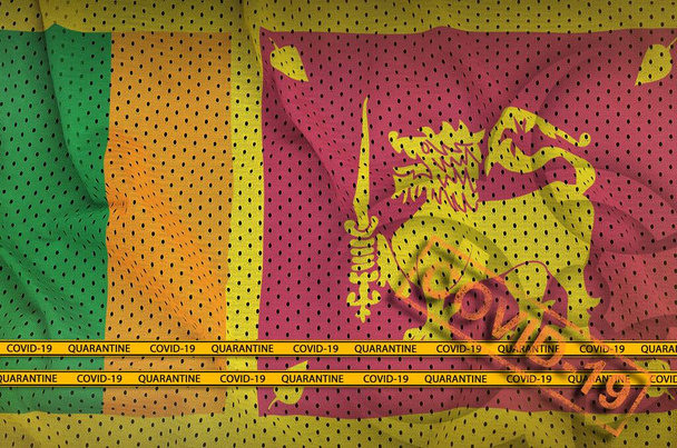 Прапор Шрі-Ланки і помаранчева марка Ковід-19 з прикордонною стрічкою. Coronavirus або pandemic 2019-nCov virus concept - Фото, зображення