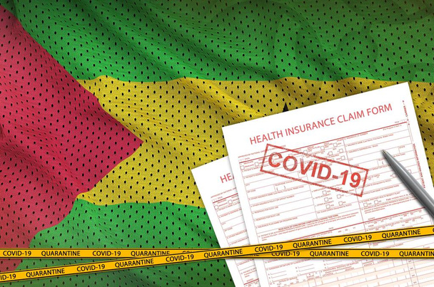 Bandeira de São Tomé e Príncipe e formulário de pedido de seguro de saúde com carimbo covid-19. Conceito de vírus coronavírus ou pandemia 2019-nCov
 - Foto, Imagem