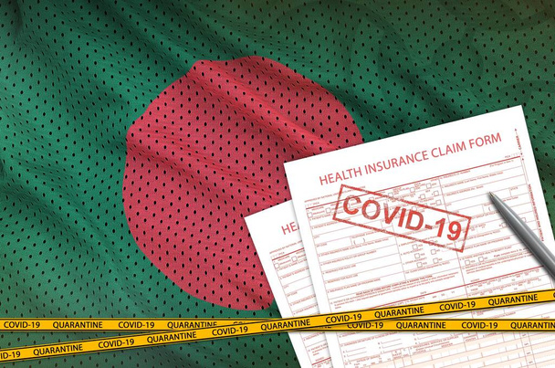 Η σημαία του Μπανγκλαντές και το έντυπο αίτησης ασφάλισης υγείας με σφραγίδα covid-19. Ιός του κερατοειδούς ή πανδημία έννοια του ιού 2019-nCov - Φωτογραφία, εικόνα