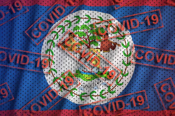 Belize vlag en veel rode Covid-19 stempels. Coronavirus of pandemisch concept 2019-nCov-virus - Foto, afbeelding