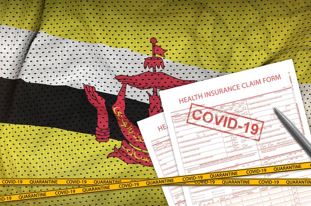Brunei Darussalam bandera y seguro de salud formulario de reclamación con sello covid-19. Concepto de Coronavirus o pandemia 2019-nCov virus
 - Foto, Imagen