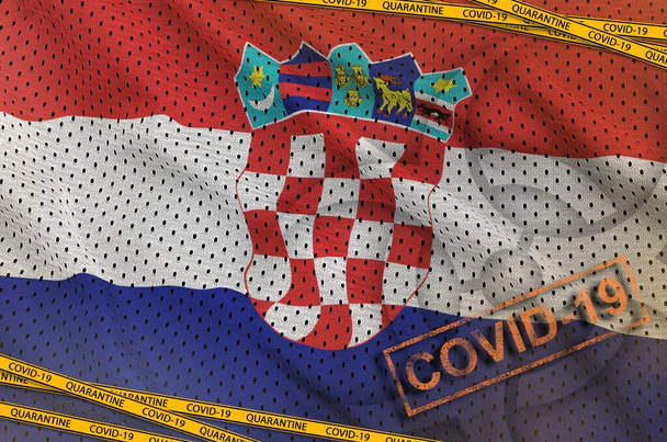 Bandera de Croacia y símbolo de peligro biológico Covid-19 con cinta naranja de cuarentena y sello. Concepto de Coronavirus o pandemia 2019-nCov virus
 - Foto, Imagen