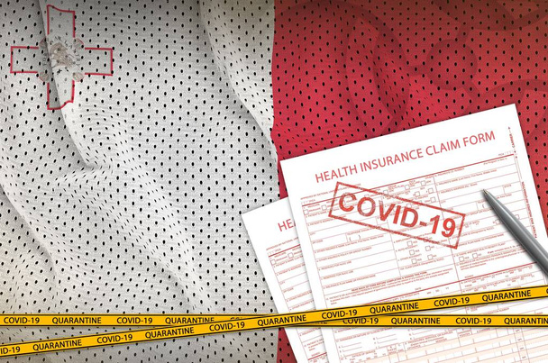 Málta zászló és egészségbiztosítási igénylőlap covid-19 bélyegzővel. Coronavirus vagy pandémia 2019-nCov vírus koncepció - Fotó, kép