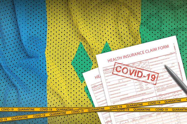 Saint Vincent i Grenadyny flaga i formularz roszczenia ubezpieczenia zdrowotnego z covid-19 pieczęć. Koncepcja wirusa koronawirusa lub pandemii 2019-nCov - Zdjęcie, obraz
