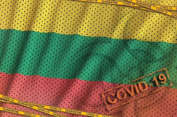 Drapeau de Lituanie et symbole de danger biologique Covid-19 avec ruban et timbre orange de quarantaine. Coronavirus ou pandémie 2019-nCov concept de virus
 - Photo, image