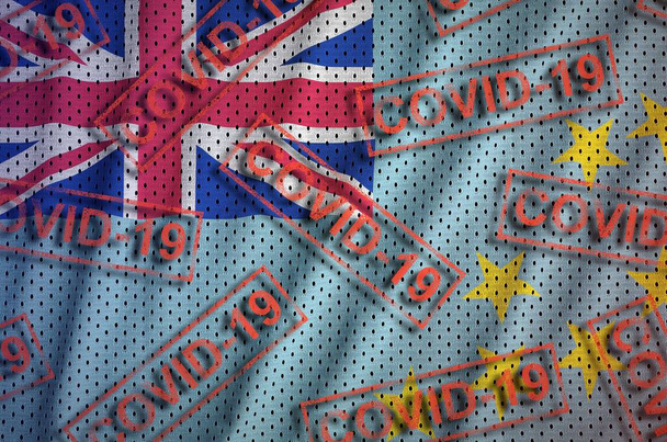 Tuvalu vlajka a mnoho červených Covid-19 razítek. Coronavirus nebo pandemie 2019-nCov virus koncept - Fotografie, Obrázek