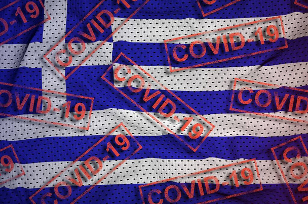 Griekenland vlag en vele rode Covid-19 zegels. Coronavirus of pandemisch concept 2019-nCov-virus - Foto, afbeelding