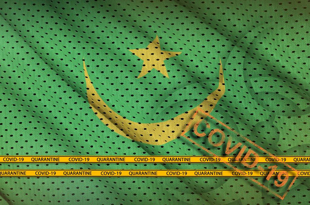 Mauritánia zászlója és narancssárga Covid-19-es pecsét határszalaggal. Coronavirus vagy pandémia 2019-nCov vírus koncepció - Fotó, kép