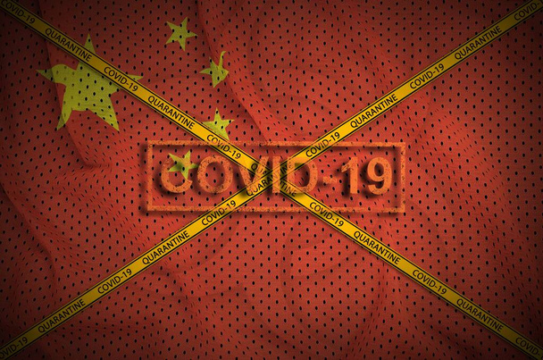 China-Flagge und Covid-19-Marke mit orangefarbenem Quarantäne-Grenzstreifen. Coronavirus oder Pandemiekonzept 2019-nCov - Foto, Bild
