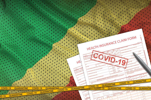Konžská vlajka a formulář žádosti o zdravotní pojištění se znakem covid-19. Coronavirus nebo pandemie 2019-nCov virus koncept - Fotografie, Obrázek