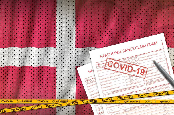 Bandera de Dinamarca y formulario de reclamo de seguro de salud con sello covid-19. Concepto de Coronavirus o pandemia 2019-nCov virus
 - Foto, imagen