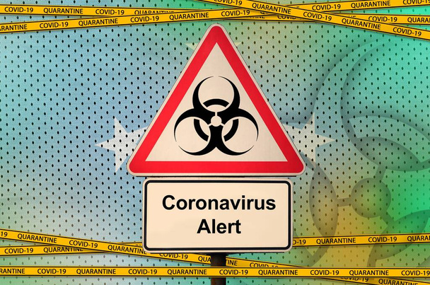 Mikronéská vlajka a symbol Covid-19 biohazard s karanténní oranžovou páskou. Coronavirus nebo pandemie 2019-nCov virus koncept - Fotografie, Obrázek