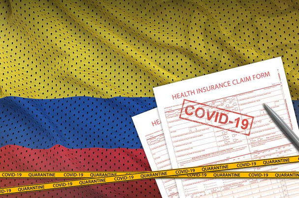 Σημαία Κολομβίας και έντυπο αίτησης ασφάλισης υγείας με σφραγίδα covid-19. Ιός του κερατοειδούς ή πανδημία έννοια του ιού 2019-nCov - Φωτογραφία, εικόνα
