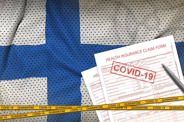 Antragsformular für Finnland-Flagge und Krankenversicherung mit Covid-19-Stempel. Coronavirus oder Pandemiekonzept 2019-nCov - Foto, Bild