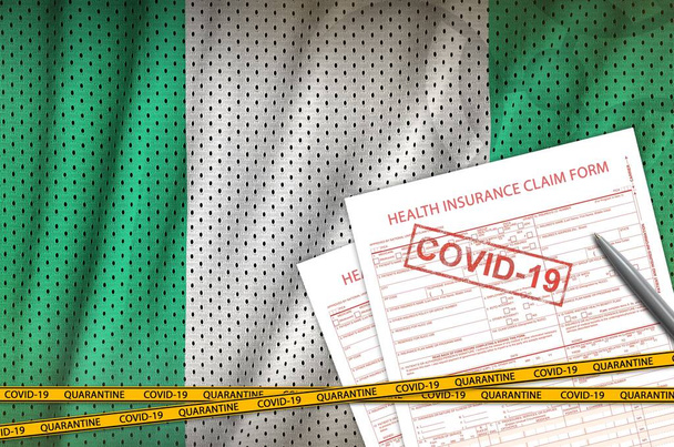 ナイジェリアの国旗と健康保険の請求書は、 covid-19切手で形成されています。コロナウイルスまたはパンデミック2019-nConvウイルスの概念 - 写真・画像