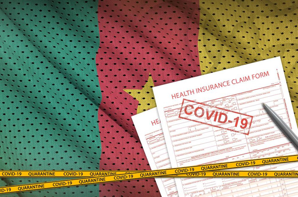 カメルーンの旗と健康保険の請求書は、 covid-19切手で形成されています。コロナウイルスまたはパンデミック2019-nConvウイルスの概念 - 写真・画像