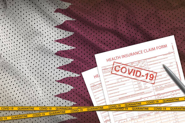 Форма заявки на получение флага Катара и медицинского страхования с почтовой маркой ковид-19. Коронавирус или пандемическая концепция вируса 2019-nCov
 - Фото, изображение