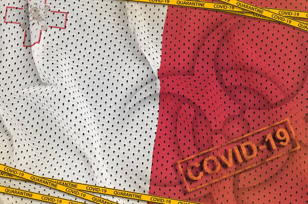 Bandera de Malta y símbolo de peligro biológico Covid-19 con cinta naranja de cuarentena y sello. Concepto de Coronavirus o pandemia 2019-nCov virus
 - Foto, Imagen