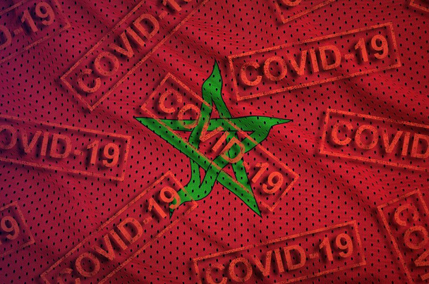 モロッコの国旗と多くの赤のコヴィト-19切手。コロナウイルスまたはパンデミック2019-nConvウイルスの概念 - 写真・画像