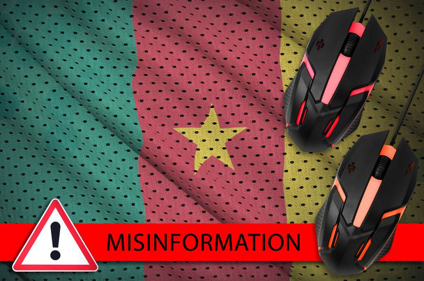 Bandiera del Camerun e due topi informatici. Disinformazione durante il concetto di virus Coronavirus o pandemia 2019-nCov
 - Foto, immagini