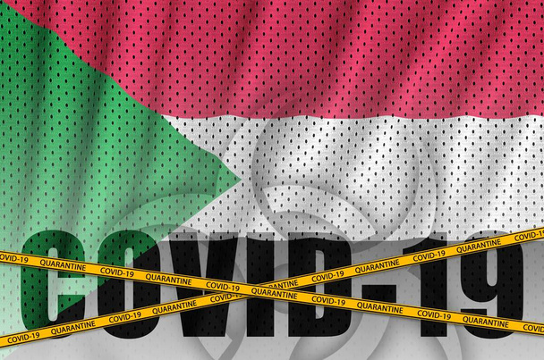 Σημαία Σουδάν και επιγραφή Covid-19 με πορτοκαλί ταινία συνόρων καραντίνας. Ιός του κερατοειδούς ή πανδημία έννοια του ιού 2019-nCov - Φωτογραφία, εικόνα