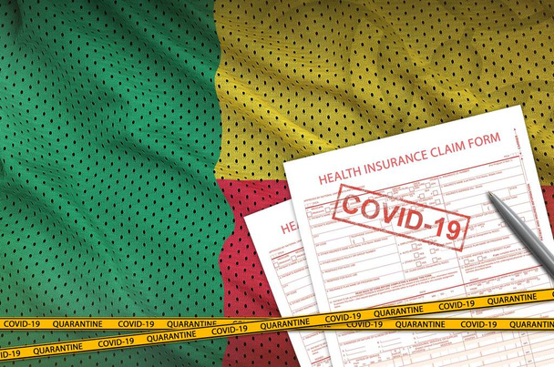 Σημαία Μπενίν και έντυπο αίτησης ασφάλισης υγείας με σφραγίδα covid-19. Ιός του κερατοειδούς ή πανδημία έννοια του ιού 2019-nCov - Φωτογραφία, εικόνα