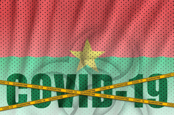 Burkina Faso zászló és Covid-19 felirat narancssárga karanténszalaggal. Coronavirus vagy pandémia 2019-nCov vírus koncepció - Fotó, kép