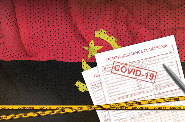 Angola flaga i formularz pozwu ubezpieczenia zdrowotnego z pieczęcią covid-19. Koncepcja wirusa koronawirusa lub pandemii 2019-nCov - Zdjęcie, obraz