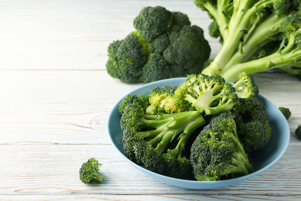 Plate with broccoli on wooden background, close up. Healthy food - Foto, Bild
