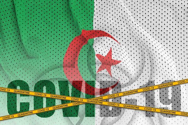Algerien-Flagge und Covid-19-Aufschrift mit orangefarbenem Quarantäne-Grenzband. Coronavirus oder Pandemiekonzept 2019-nCov - Foto, Bild