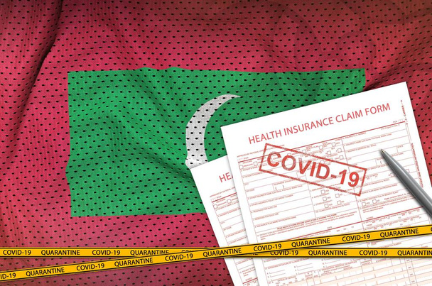 Malediwy flaga i formularz roszczenia ubezpieczenia zdrowotnego z covid-19 pieczęć. Koncepcja wirusa koronawirusa lub pandemii 2019-nCov - Zdjęcie, obraz