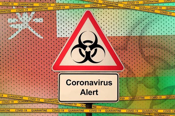 Drapeau Oman et symbole de danger biologique Covid-19 avec ruban orange de quarantaine. Coronavirus ou pandémie 2019-nCov concept de virus
 - Photo, image