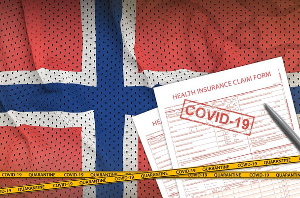 Bandeira da Noruega e formulário de pedido de seguro de saúde com selo covid-19. Conceito de vírus coronavírus ou pandemia 2019-nCov
 - Foto, Imagem
