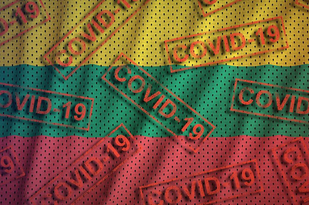 Litauische Flagge und viele rote Covid-19-Marken. Coronavirus oder Pandemiekonzept 2019-nCov - Foto, Bild