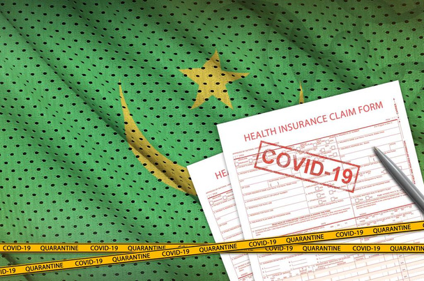 モーリタニアの国旗と健康保険の請求書には、コヴィト-19の刻印がある。コロナウイルスまたはパンデミック2019-nConvウイルスの概念 - 写真・画像