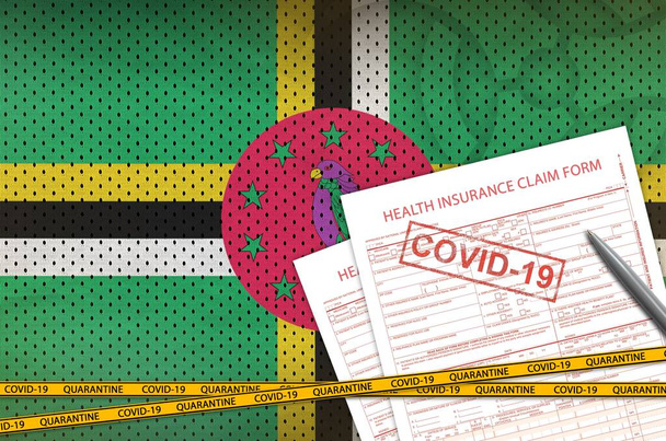 Dominikánská vlajka a formulář žádosti o zdravotní pojištění s covid-19 zn. Coronavirus nebo pandemie 2019-nCov virus koncept - Fotografie, Obrázek