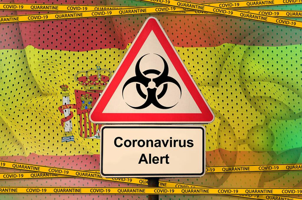 Флаг Испании и символ биологической опасности Ковид-19 с карантинной оранжевой лентой. Коронавирус или пандемическая концепция вируса 2019-nCov
 - Фото, изображение