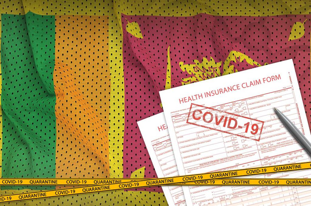 Σημαία Σρι Λάνκα και έντυπο αίτησης ασφάλισης υγείας με σφραγίδα covid-19. Ιός του κερατοειδούς ή πανδημία έννοια του ιού 2019-nCov - Φωτογραφία, εικόνα