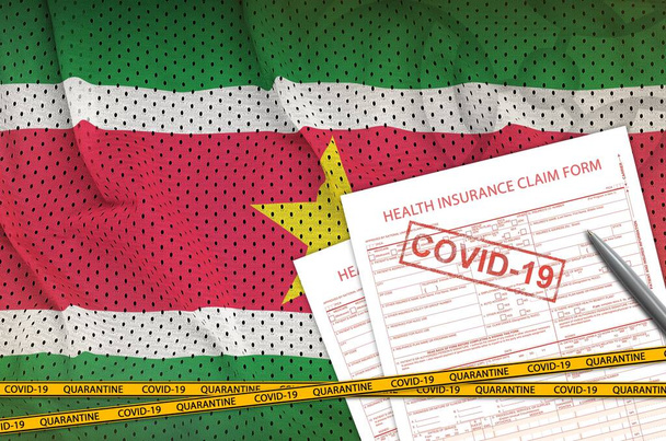Surinam bayrağı ve sağlık sigortası talep formunda covid-19 damgası var. Coronavirus veya salgın 2019-nCov virüs konsepti - Fotoğraf, Görsel