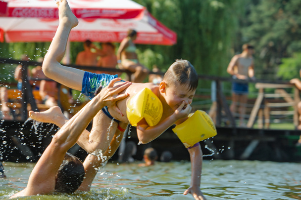 isä heittää poikansa veteen hauskaa kesän vapaa-ajan toimintaa - Valokuva, kuva
