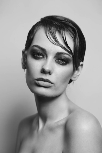 Vintage style black and white portrait of young beautiful woman with smoky eye makeup - Valokuva, kuva