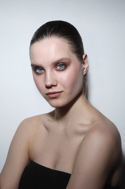 Πορτρέτο της νεαρής όμορφης γυναίκας με smoky μακιγιάζ ματιών - Φωτογραφία, εικόνα
