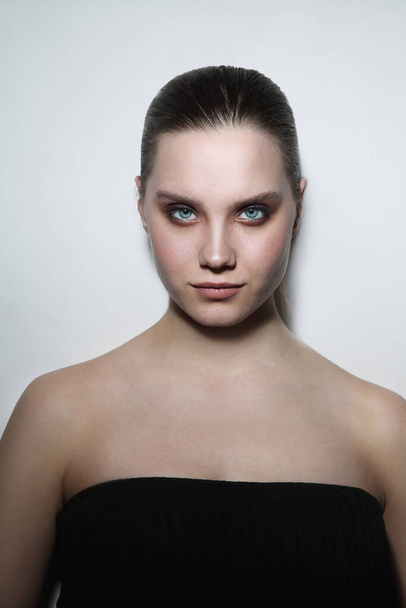 Portrait of young beautiful woman with smoky eye makeup - Фото, зображення