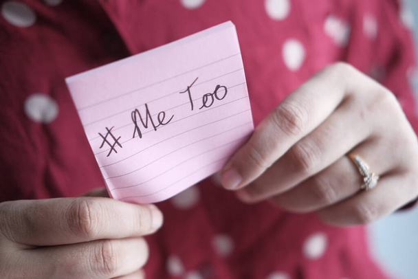 Giovane donna adulta in possesso di un segno con l'hashtag MeToo
 - Foto, immagini