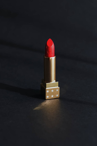 Červená rtěnka jako prémiový kosmetický výrobek, make-up a kosmetika - Fotografie, Obrázek
