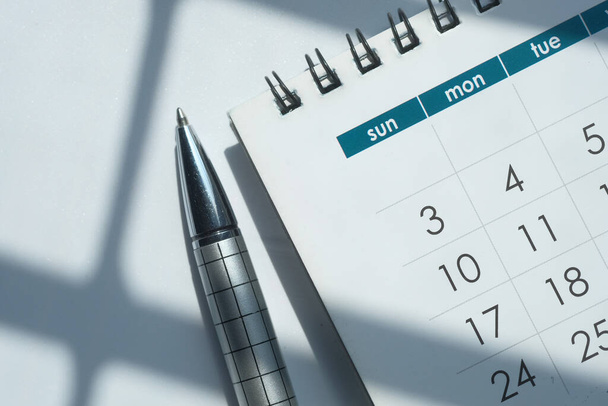 верхний вид календаря, ручка на белом фоне
  - Фото, изображение
