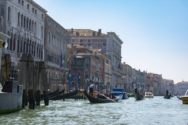 San Marco / Venecia / Italia - 17 de abril de 2019: Vista del Gran Canal con turistas en góndolas y edificios antiguos y coloridos
 - Foto, imagen