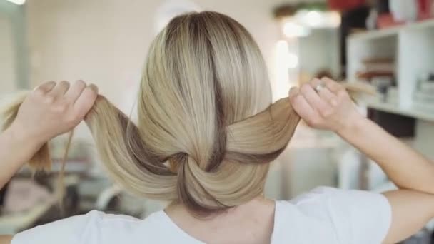 piękne światło kobieta pokazuje jej włosy z tyłu w salonie piękności - Materiał filmowy, wideo