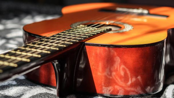 ακουστική κιθάρα κοντά στον ήλιο, μουσική - Φωτογραφία, εικόνα